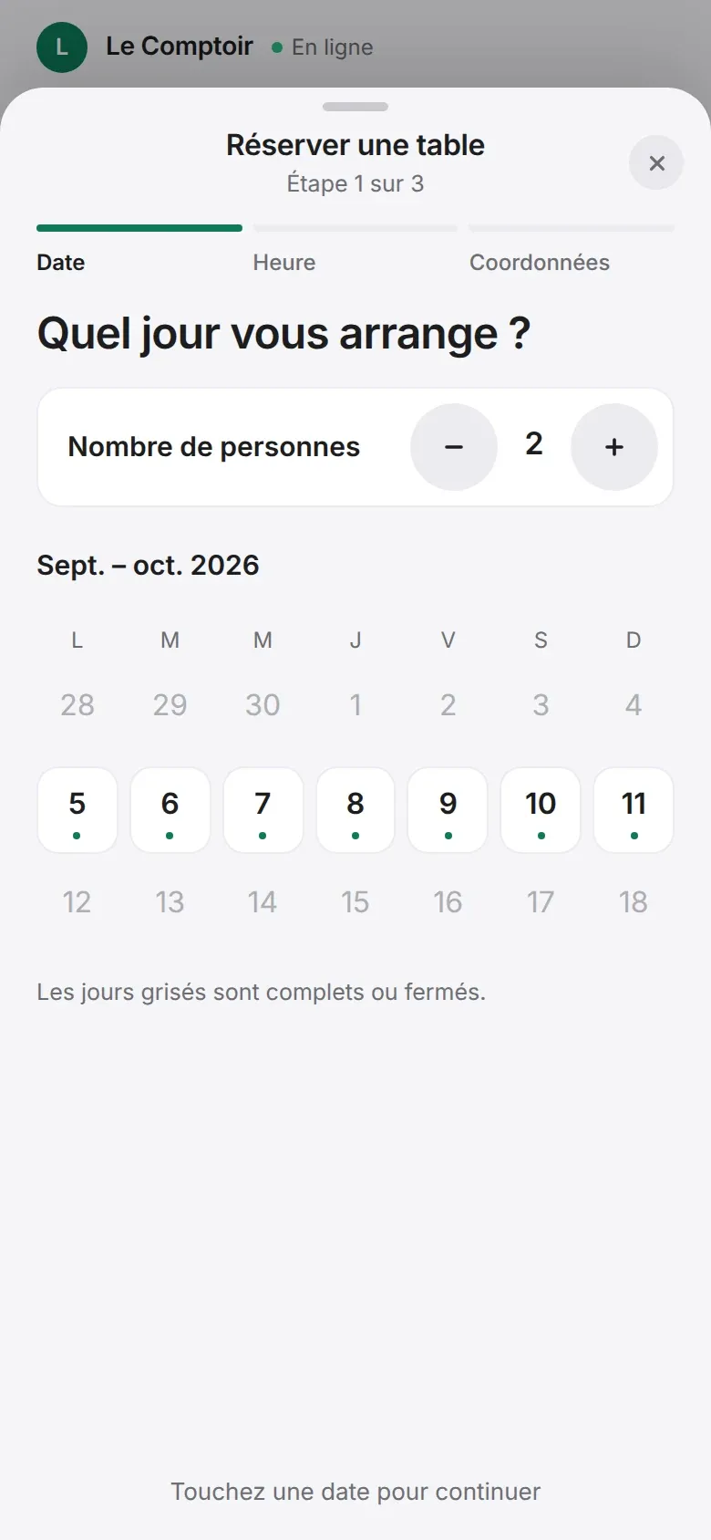 Le panneau « Réserver une table », étape 1 sur 3 : le nombre de personnes, puis un calendrier où les jours fermés sont grisés