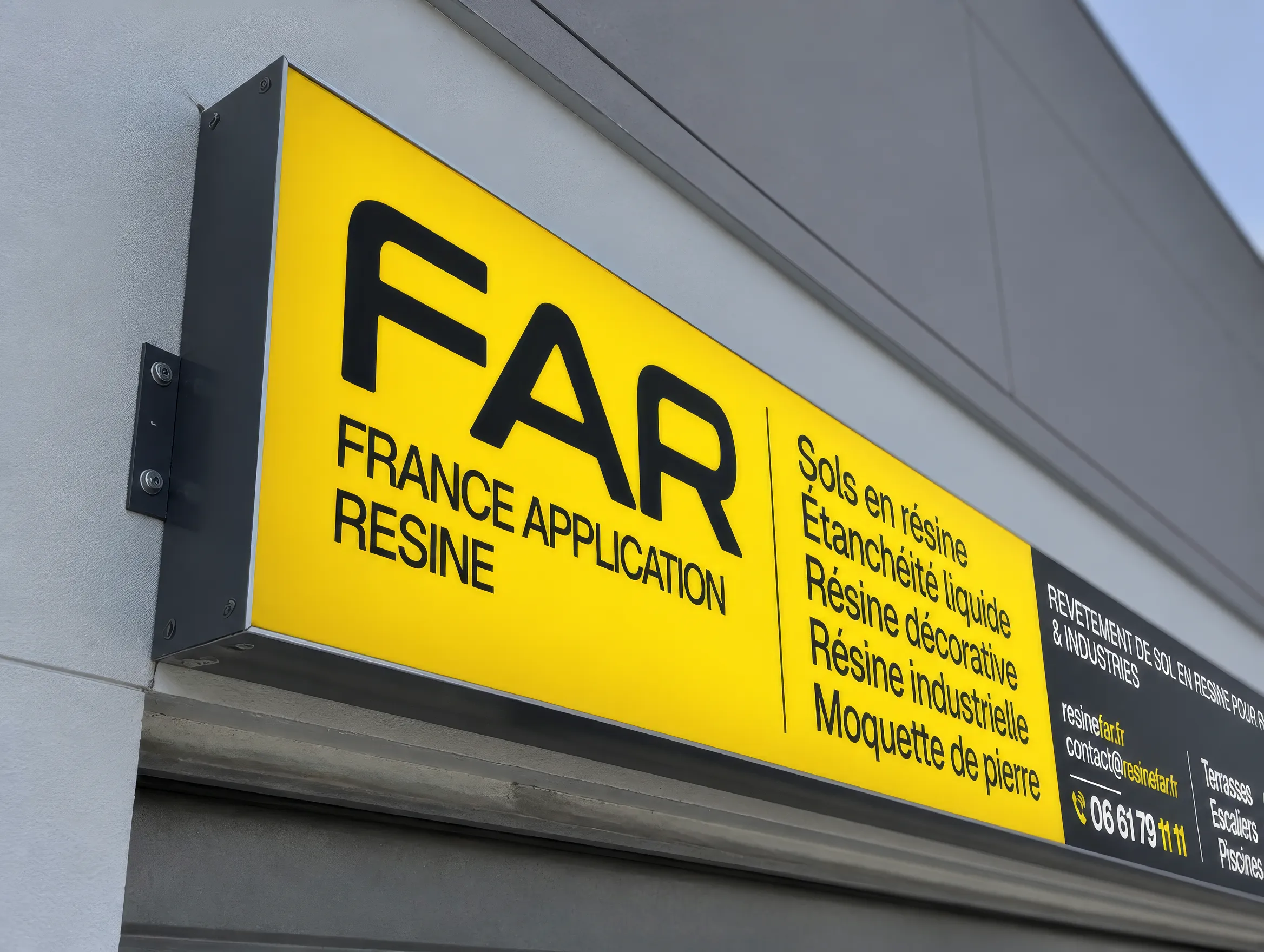 Enseigne lumineuse FAR sur la façade de l’atelier