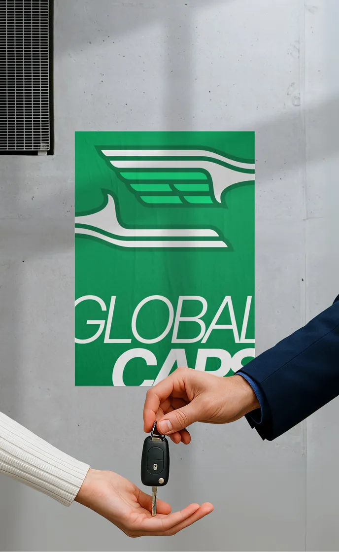 Affiche Global Cars sur fond vert — scène de remise de clés