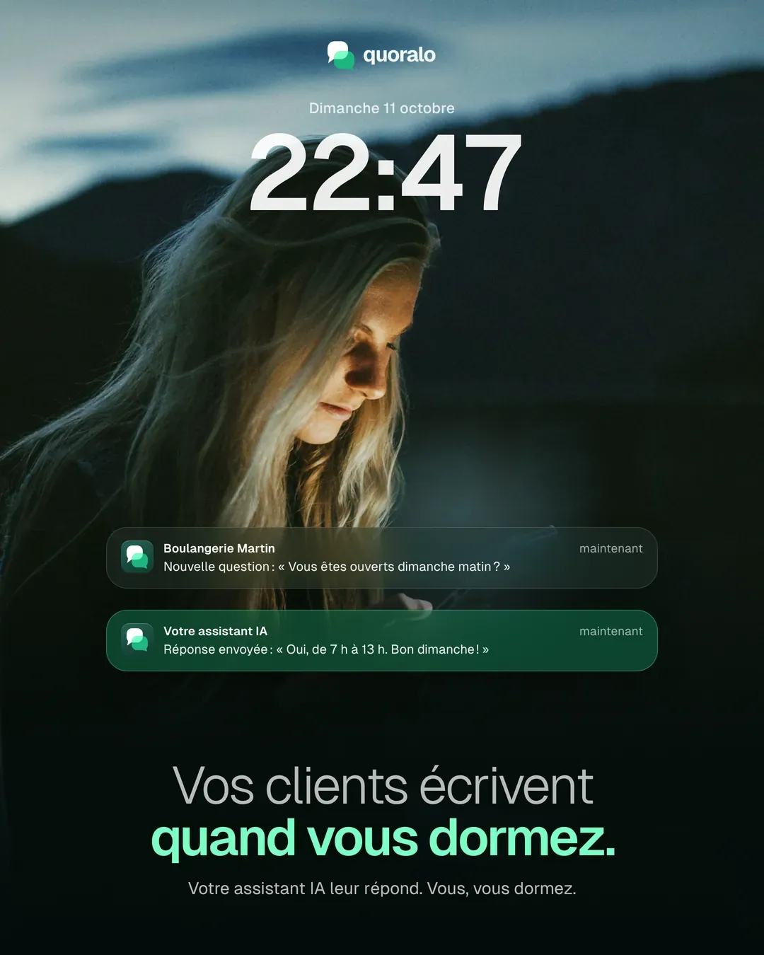 Une femme lit son téléphone dans la nuit. Sur l’écran verrouillé, dimanche 11 octobre à 22 h 47, la question d’un client de la Boulangerie Martin, « Vous êtes ouverts dimanche matin ? », puis la réponse envoyée par l’assistant IA : « Oui, de 7 h à 13 h. Bon dimanche ! ». Titre : « Vos clients écrivent quand vous dormez. »