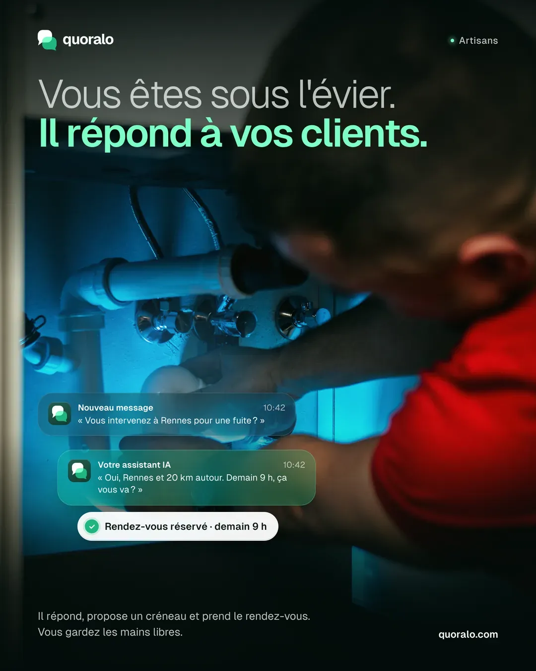 Un plombier travaille sous un évier. Titre : « Vous êtes sous l’évier. Il répond à vos clients. » Un client demande une intervention à Rennes, l’assistant propose demain 9 h, et le rendez-vous est réservé.