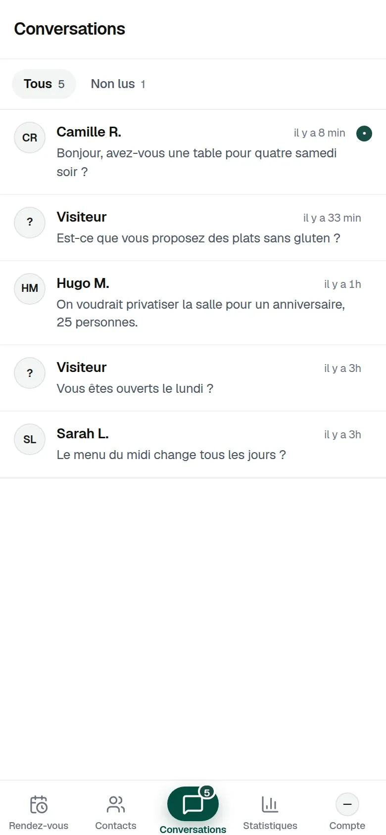 Les conversations au téléphone : la liste des échanges et, en bas, la barre de navigation à cinq places avec les conversations au centre