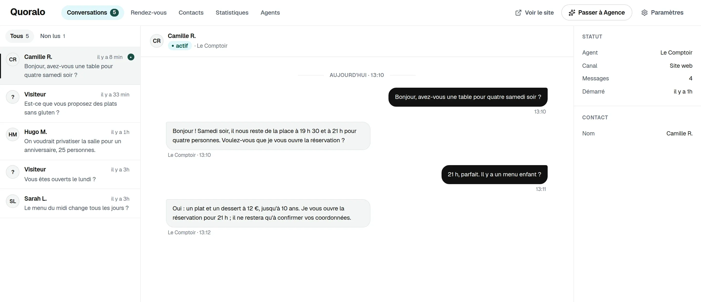L’écran Conversations du tableau de bord : la liste des échanges à gauche, la conversation de Camille R. au centre — une table pour quatre samedi soir — et le statut à droite